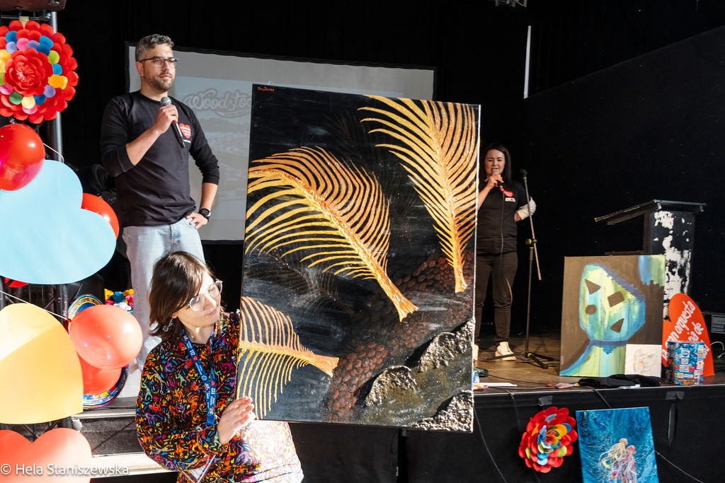 Licytacja obrazu Darii Stróżyk; prowadzący Krzysztof Monastyrski